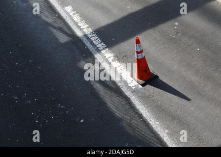 Einsamer Verkehr Kegel Auf Der Straße Stockfoto