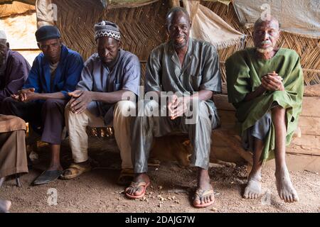 Delaba Koro, Dorf 60 km von Selingue, Mali, 27. April 2015; in diesem Dorf wurden viele Menschen vom Staudamm vertrieben. Oualama Doumbia, 56, spricht, ist Landwirt, Fischer, hunter und Sohn des früheren Chefs. Seine Erwartungen an den Damm wurden nicht erfüllt. Stockfoto