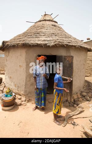 Delaba Koro, Dorf 60 km von Selingue, Mali, 27. April 2015; in diesem Dorf wurden viele Menschen vom Staudamm vertrieben. Oualama Doumbias Frau vor ihrer Küche. Stockfoto