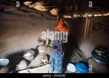 Delaba Koro, Dorf 60 km von Selingue, Mali, 27. April 2015; in diesem Dorf wurden viele Menschen vom Staudamm vertrieben. Oualama Doumbias Frau in ihrer Küche. Stockfoto