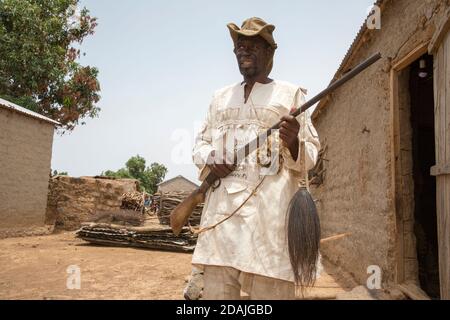 Delaba Koro, Dorf 60 km von Selingue, Mali, 27. April 2015; in diesem Dorf wurden viele Menschen vom Staudamm vertrieben. Oualama Doumbia, 56, ist Landwirt, Fischer, Jäger, Und Sohn des früheren Häupters, der die Kleidung seines Jägers trug. Stockfoto