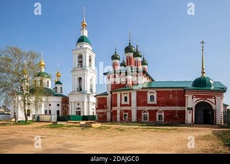 Kloster Epiphany in Uglich. Zwei Kirchen Smolensk Ikone der Gottesmutter 17. Jahrhundert und Feodorowskaja Ikone 19. Jahrhundert und restaurierter Glockenturm. Stockfoto