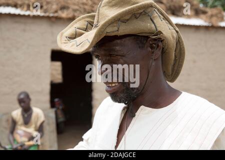 Delaba Koro, Dorf 60 km von Selingue, Mali, 27. April 2015; in diesem Dorf wurden viele Menschen vom Staudamm vertrieben. Oualama Doumbia, 56, ist Landwirt, Fischer, Jäger, Und Sohn des früheren Häupters, der die Kleidung seines Jägers trug. Stockfoto