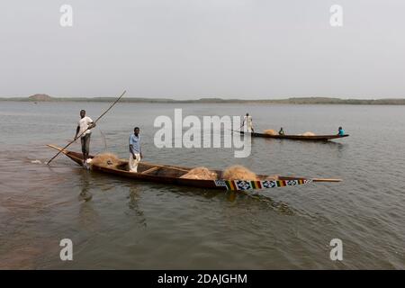 Delaba Koro, Dorf 60 km von Selingue, Mali, 27. April 2015; Fischer mit ihren Netzen. Stockfoto