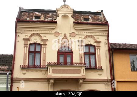 Schöne Architektur auf einem alten Haus in Sibiu County, Rumänien. Stockfoto