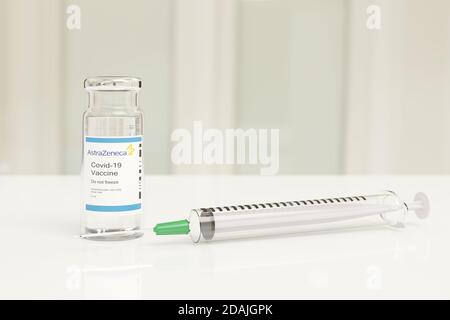Buenos Aires, Argentinien - November 13: AstraZeneca Covid -19 Impfstofffläschchen und Injektionsspritze isoliert auf weißem Hintergrund. 3d-Illustration. Stockfoto