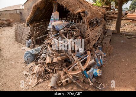 Tanga Village, Region Selingue, Mali, 27. April 2015; EIN Haufen von Altmetall- und Fahrradteilen. Stockfoto