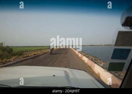 Selingue, Mali, 27. April 2015; Fahrt auf dem Gipfel des Selingue-Staudamms. Stockfoto