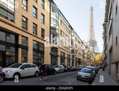PARIS, FRANKREICH - 07. Nov 2017: Blick auf den Eiffelturm von der Rue de Montessuy im Zentrum von Paris Stockfoto