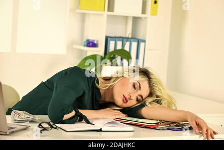 Schlafende Schönheit. Workaholic Konzept. Energie und Müdigkeit. Mädchen schlief auf dem Tisch ein. Hübsche Frau schläft am Arbeitsplatz. Erschöpft schöne Dame schlafen bei der Arbeit. Müde Geschäftsfrau schläft im Büro. Stockfoto