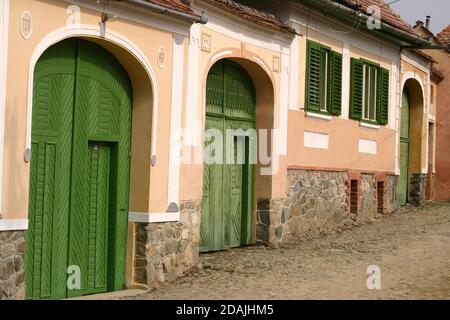 Alte angeschaltete sächsische Häuser in Sibiu County, Rumänien. Stockfoto