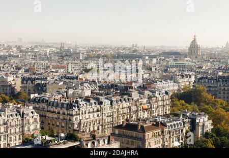 Stadtbild von Paris. Luftpanorama der Dächer von Paris vom Eiffelturm im Herbst gesehen Stockfoto
