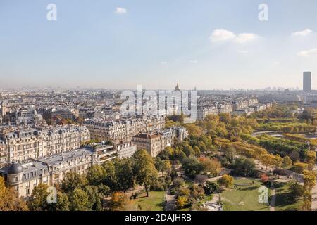 Stadtbild von Paris. Luftpanorama der Dächer von Paris und Champ de Mars vom Eiffelturm im Herbst gesehen Stockfoto