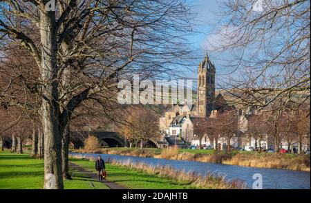 Peebles, Scottish Borders, Großbritannien. November 2020. UK Wetter, Schottland, Herbst EIN Blick auf die Old Parish Church in Peebles, Scottish Borders, mit dem Fluss Tweed, der durch die Stadt entlang der Baumgrenze verläuft. Quelle: phil wilkinson/Alamy Live News Stockfoto