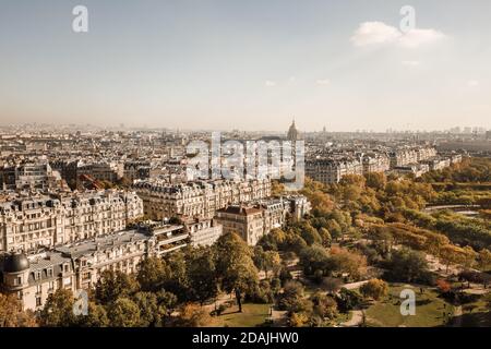 Stadtbild von Paris. Luftpanorama der Dächer von Paris und Champ de Mars vom Eiffelturm im Herbst gesehen Stockfoto