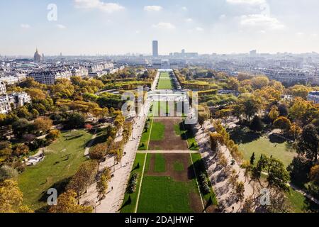 PARIS, FRANKREICH - 07. Nov 2017: Der Champ de Mars. Stadtbild von Paris. Luftaufnahme auf Paris Stadt und Marsfeld von der Spitze des Eiffelturms Stockfoto