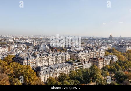 Stadtbild von Paris. Luftpanorama der Dächer von Paris und Champ de Mars vom Eiffelturm im Herbst gesehen Stockfoto