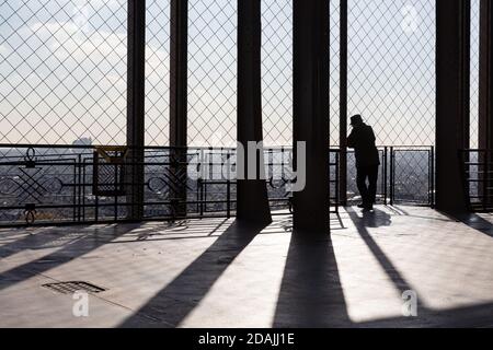 PARIS, FRANKREICH - 07. Nov 2017: Aussichtsplattform des Eiffelturms. Touristen am Eiffelturm in Paris Stockfoto