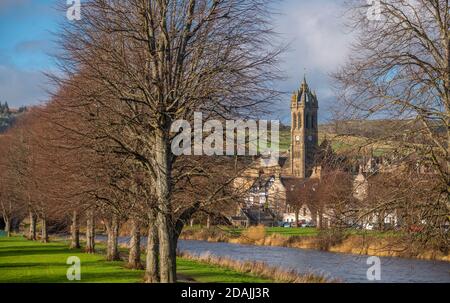 Peebles, Scottish Borders, Großbritannien. November 2020. UK Wetter, Schottland, Herbst EIN Blick auf die Old Parish Church in Peebles, Scottish Borders, mit dem Fluss Tweed, der durch die Stadt entlang der Baumgrenze verläuft. Quelle: phil wilkinson/Alamy Live News Stockfoto