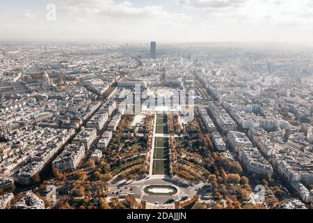 PARIS, FRANKREICH - 07. Nov 2017: Der Champ de Mars. Stadtbild von Paris. Luftaufnahme auf Paris Stadt und Marsfeld von der Spitze des Eiffelturms Stockfoto
