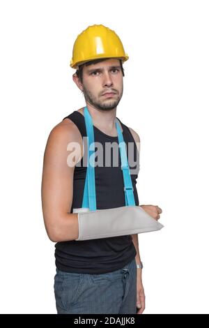 Der verletzte Arbeiter trägt eine medizinische Schlinge am Arm. Isoliert auf weißem Hintergrund. Stockfoto