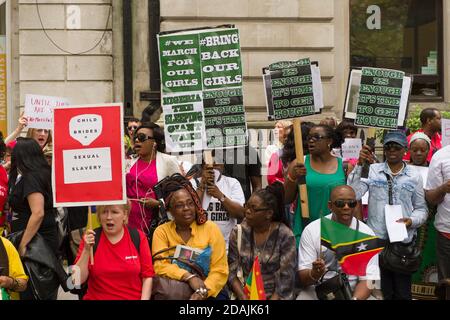 Demonstration vor der nigerianischen High Commission, London, die die Rückkehr der entführten Schülerinnen in Nigeria fordert. Mehr als 200 Schülerinnen wurden in der Nacht vom 14. Auf den 15. April 2014 von der staatlichen Sekundarschule in der Stadt Chibok im Bundesstaat Borno, Nigeria, entführt. Die Entführungen wurden von Boko Haram, einer islamisch-dschihadistischen Terrororganisation im Nordosten Nigerias, behauptet. Nigerianische hohe Kommission, London, Vereinigtes Königreich. 17 Mai 2014 Stockfoto