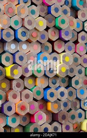 Sammlung von Farbstiften in einem diagonalen Muster als Hintergrundbild Stockfoto