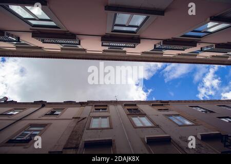 Low-Angle-Aufnahme des engen Raums zwischen zwei hohen Gebäuden In der Stadt Stockfoto