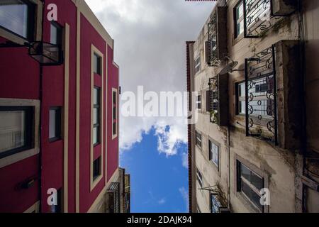 Low-Angle-Aufnahme des engen Raums zwischen zwei hohen Gebäuden In der Stadt Stockfoto