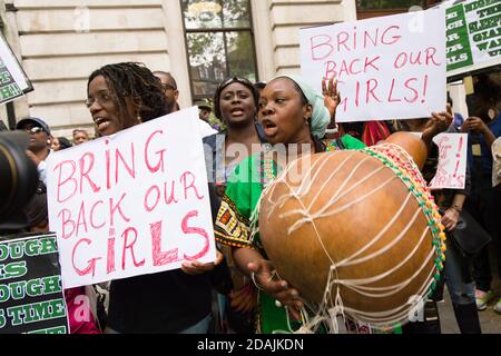 Demonstration vor der nigerianischen High Commission, London, die die Rückkehr der entführten Schülerinnen in Nigeria fordert. Mehr als 200 Schülerinnen wurden in der Nacht vom 14. Auf den 15. April 2014 von der staatlichen Sekundarschule in der Stadt Chibok im Bundesstaat Borno, Nigeria, entführt. Die Entführungen wurden von Boko Haram, einer islamisch-dschihadistischen Terrororganisation im Nordosten Nigerias, behauptet. Nigerianische hohe Kommission, London, Vereinigtes Königreich. 17 Mai 2014 Stockfoto