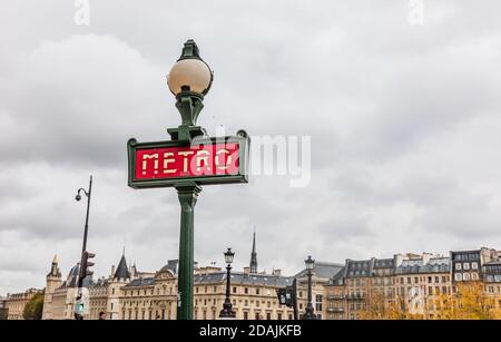 PARIS, FRANKREICH - 10. Nov 2017: Metro Sign in Paris. Alte traditionelle Wegweiser für U-Bahn-Transport in Frankreich. Stockfoto