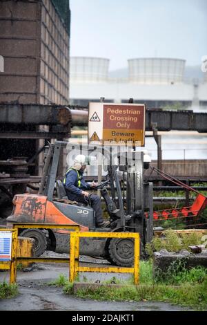 Ein Gabelstapler in der Nähe von Blast Furnace 4 in der Tata Steelworks in Port Talbot, South Wales Stockfoto