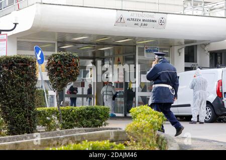 Neapel, Italien. November 2020. 11/13/2020 Neapel, im Antonio Cardarelli Krankenhaus in Neapel, kranke Menschen weiterhin in kritischen Bedingungen und mit Sauerstoffmangel ankommen. Quelle: Fabio Sasso/ZUMA Wire/Alamy Live News Stockfoto