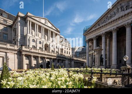 Schräge Ansicht der Westhöhe vom Südwesten auf Cornhill, mit der Südhöhe der Bank of England im Sonnenlicht. City of London lo Stockfoto