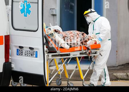 Neapel, Italien. November 2020. 11/13/2020 Neapel, im Antonio Cardarelli Krankenhaus in Neapel, kranke Menschen weiterhin in kritischen Bedingungen und mit Sauerstoffmangel ankommen. Quelle: Fabio Sasso/ZUMA Wire/Alamy Live News Stockfoto