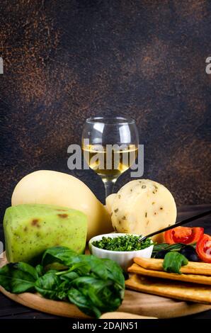 Ein Haufen Käseköpfe, Gemüse, Obst, Kekse und Nüsse auf dem Tisch Stockfoto