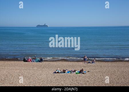 Menschen entspannen am Overcombe Beach in Dorset in Großbritannien, aufgenommen am 3. August 2020 Stockfoto