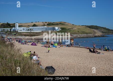 Menschen entspannen am Meer am Overcombe Beach in Dorset in Großbritannien, aufgenommen am 3. August 2020 Stockfoto