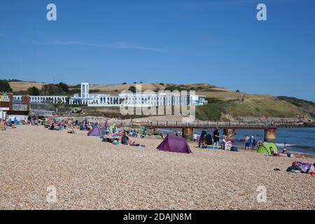 Overcombe Beach an einem heißen Sommertag in Dorset in Großbritannien, aufgenommen am 3. August 2020 Stockfoto