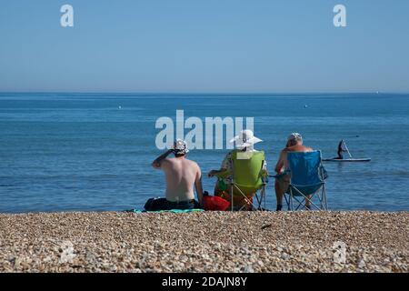 Eine Familie saß am Strand von Overcombe, Dorset in Großbritannien, aufgenommen am 3. August 2020 Stockfoto