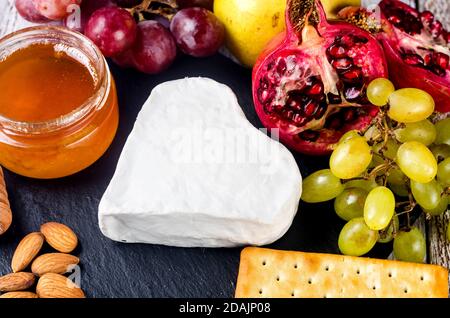 Camembert Käse, Brie, Trauben, Nüsse und Cracker Stockfoto