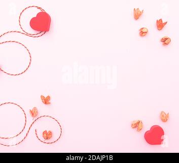 Komposition für Valentinstag, Verwendung für Postkarte, Layout mit Herzen, Seil, getrocknete Blumen auf rosa Oberfläche, Platz für Text Stockfoto