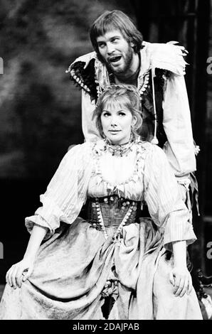 Susan Hampshire (Katharina), Nicky Henson (Petruchio) in DER ZÄHMUNG DER SPITZMAUS von Shakespeare im Shaw Theatre, London NW1 07/10/1974 A Dolphin Theatre Company Produktionsmusik: Stephen Oliver Design: Bruno Santini Beleuchtung: Mick Hughes Regie: James Roose-Evans Stockfoto