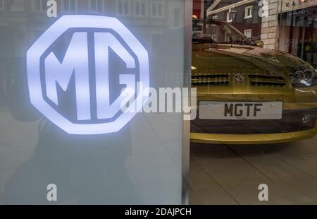 Der MG Autosalon in Piccadilly. London. Stockfoto