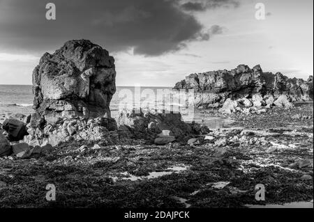 Felsformationen am Dunure Beach in der Nähe des Dorfes Dunure an der Küste von Ayrshire. Stockfoto