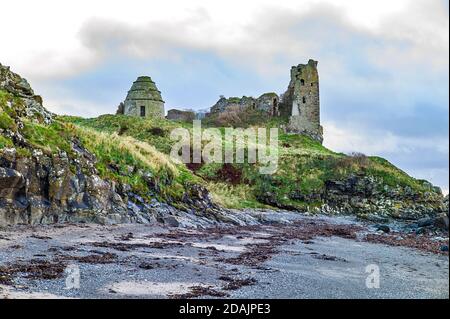 Ruinen von Dunure Castle im Dorf Dunure in der Nähe Ayr an der schottischen Westküste im November 2020 Stockfoto