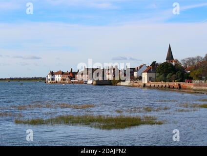 Bosham Dorf bei Flut, als die Hafenstraße überflutet wird. Stockfoto