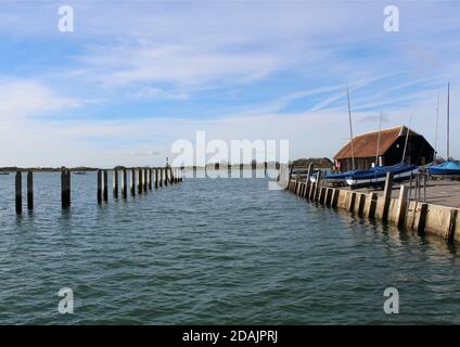 Bosham Quay mit Blick auf die Küste zwischen Anlegestellen und Kai. Stockfoto