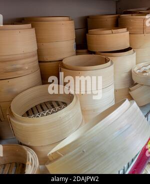 Bambusdampfer auf Regalen in einem chinesischen Supermarkt. Stockfoto