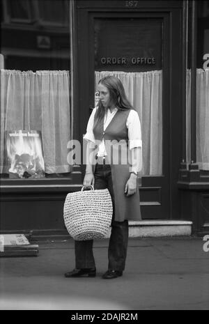 Eine Frau mit einer Tasche auf der Straße, London, England, 1971 Stockfoto